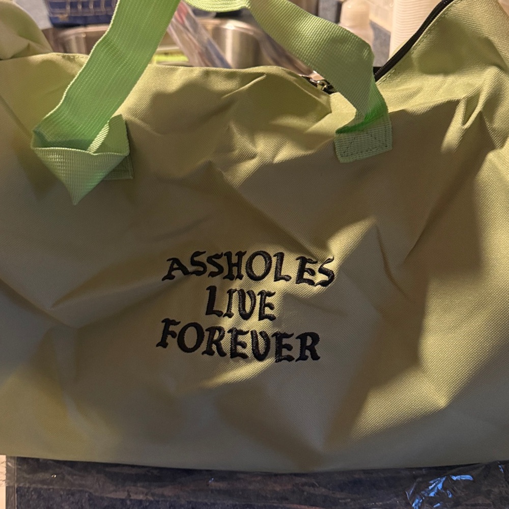 FIVE Brand new Assholes Live Forever duffle bags. - Picture 7 of 10